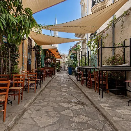 Apartment Sanders Coral Court Penthouse - Cute 3-bedroom With Balcony *