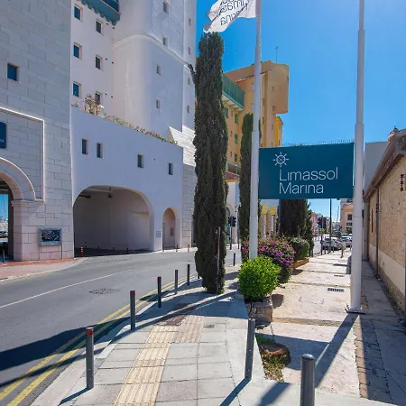 Sanders Coral Court Penthouse - Cute 3-bedroom With Balcony