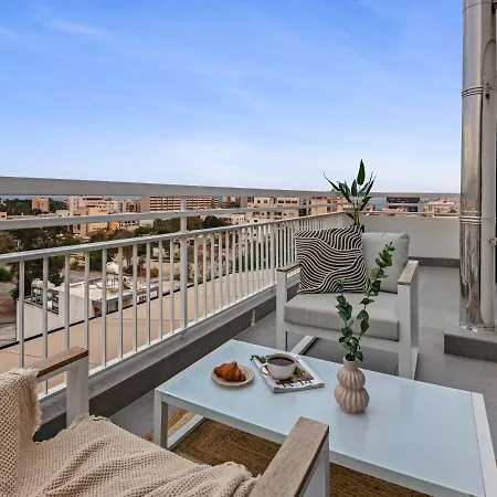 Apartment Sanders Coral Court Penthouse - Cute 3-bedroom With Balcony *