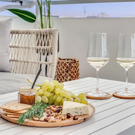 Apartment Sanders Coral Court Penthouse - Cute 3-bedroom With Balcony *