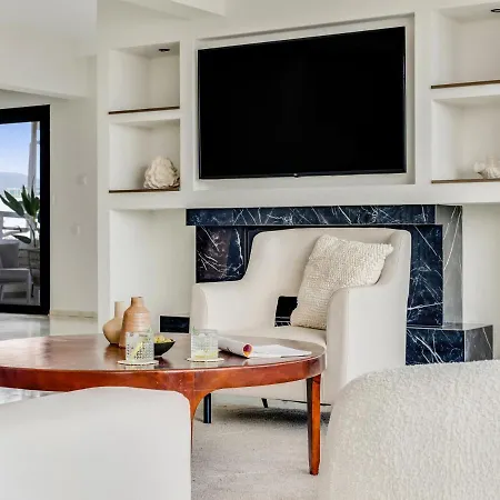 Sanders Coral Court Penthouse - Cute 3-bedroom With Balcony Apartment