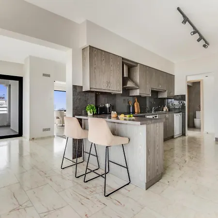 Sanders Coral Court Penthouse - Cute 3-bedroom With Balcony Apartment *