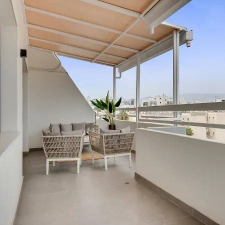 Sanders Coral Court Penthouse - Cute 3-bedroom With Balcony Apartment *