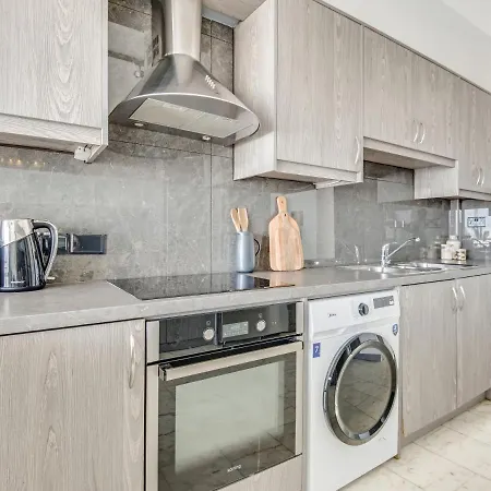 Apartment Sanders Coral Court Penthouse - Cute 3-bedroom With Balcony *