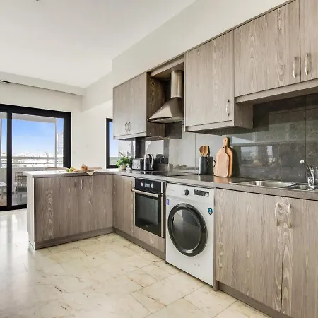 Sanders Coral Court Penthouse - Cute 3-bedroom With Balcony *